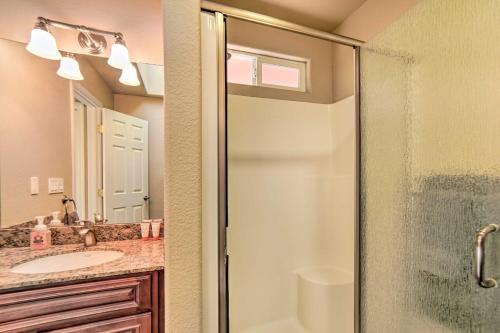 ein Badezimmer mit Dusche und Waschbecken in der Unterkunft Hilltop Loft Ukiah Vacation Rental! in Ukiah