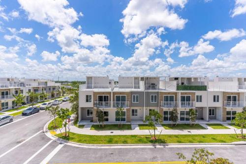 - une vue aérienne sur un complexe d'appartements avec une rue dans l'établissement Private & Modern Home with 4 Bedrooms, à Homestead