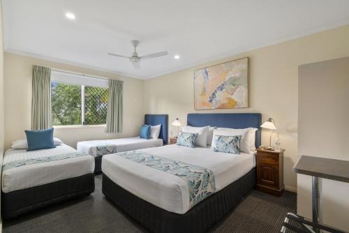 um quarto de hotel com duas camas e uma janela em Caboolture Central Motor Inn, Sure Stay Collection by BW em Caboolture