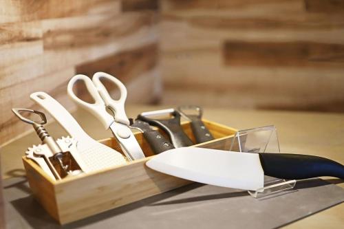 a wooden knife holder with scissors and a pen at MolinHotels501 アクティビティを満喫できる札幌定山渓温泉付き別荘 - W-Bed4&S-6 10persons in Sapporo