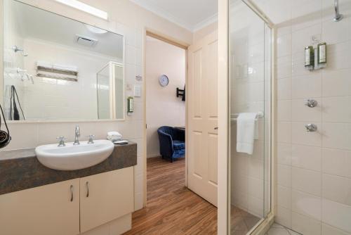 y baño con lavabo y ducha. en Caboolture Central Motor Inn, Sure Stay Collection by BW en Caboolture