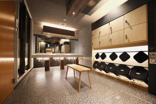 a dressing room with a table and a mirror at MolinHotels501 アクティビティを満喫できる札幌定山渓温泉付き別荘 - W-Bed4&S-6 10persons in Sapporo