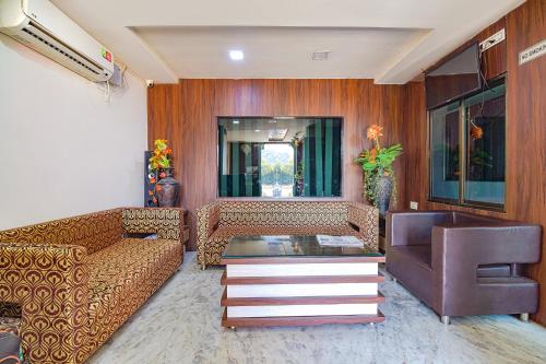sala de estar con sofá y mesa en FabHotel The Sunrise, en Udaipur