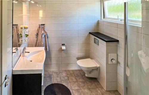 Vonios kambarys apgyvendinimo įstaigoje Beautiful Home In Rrvik With House A Panoramic View