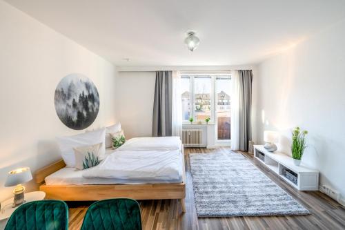 1 dormitorio con 1 cama, mesa y sillas en Im Herzen Hannovers 3min City 95m² 3 Zimmer Balkon Aufzug, en Hannover