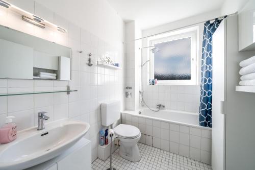 a white bathroom with a sink and a toilet at Im Herzen Hannovers 3min City 95m² 3 Zimmer Balkon Aufzug in Hannover