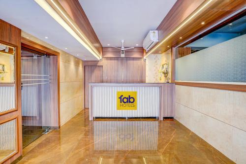 ナビムンバイにあるHotel Landmark Auraの壁面の職名入りロビー