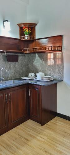 eine Küche mit einer Spüle und einer Arbeitsplatte in der Unterkunft Kumudu Home Stay 