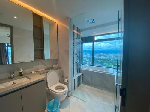 een badkamer met een toilet, een wastafel en een douche bij MOONWAY SUITES At EATON KLCC in Kuala Lumpur