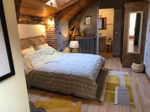 1 dormitorio con 1 cama grande en una habitación en La Saulainière, en Pontlevoy