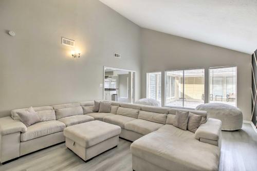 sala de estar amplia con sofá grande y taburete en Spacious Houston Vacation Rental with Pool!, en Houston