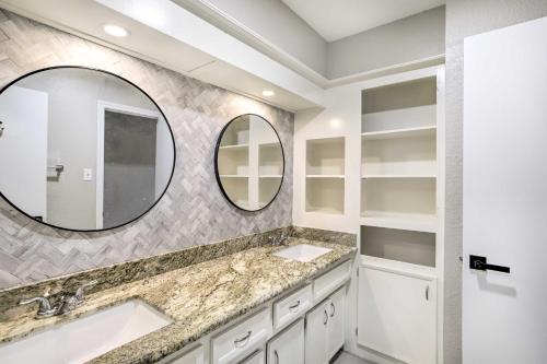 baño con 2 lavabos y espejo grande en Spacious Houston Vacation Rental with Pool!, en Houston