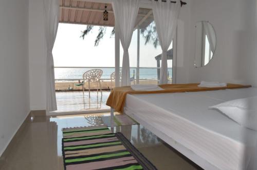 Postel nebo postele na pokoji v ubytování Baywatch Beach Resort patnem