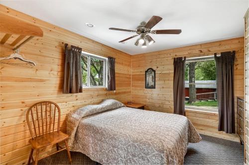 Schlafzimmer mit einem Bett und einem Deckenventilator in der Unterkunft Swan Lake Resort & Campground in Fergus Falls