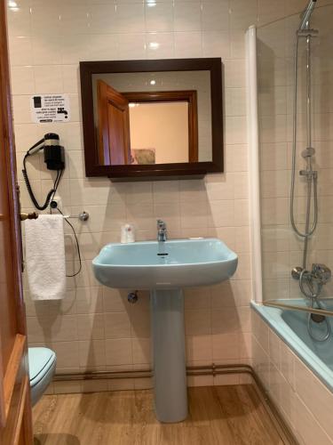 Bilik mandi di Hostal Docar