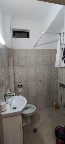 a bathroom with a white sink and a toilet at Villa Maria in Avdélla