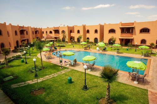 una vista aérea de un patio con piscina en Charming apartment - secure and close to Marrakech no12, en Tahannout