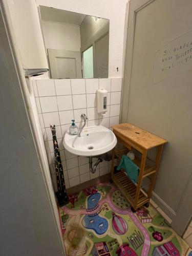 y baño con lavabo y espejo. en Apartment Breite Straße zwischen Köln und Aachen, en Kerpen