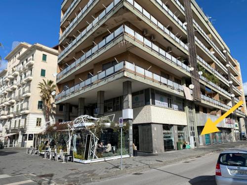 ein großes Gebäude in einer Stadtstraße mit einem Gebäude in der Unterkunft Starhost - Mazzini Apartments in Salerno