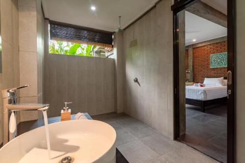 A bathroom at Alamanda Lovina Resort