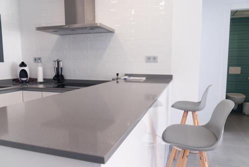 kuchnia z 2 krzesłami i blatem w obiekcie 3058 Residence Lamar 3058 w mieście Pilar de la Horadada