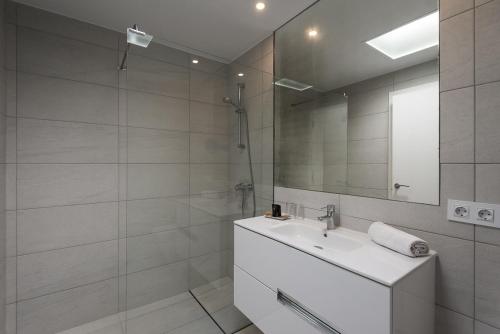 Ένα μπάνιο στο Villas Calan Bosch Tomi