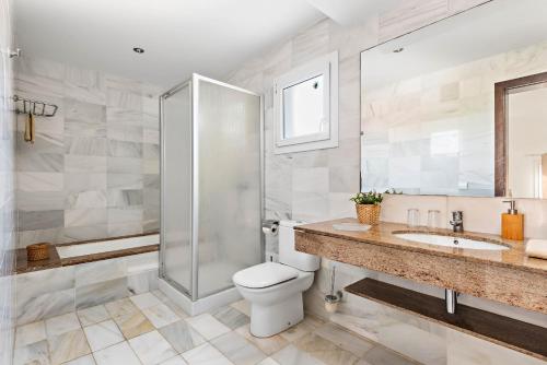 W łazience znajduje się toaleta, prysznic i umywalka. w obiekcie Villas Calan Bosch Emily w mieście Cala'n Bosch