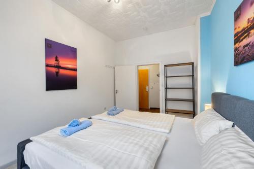 - une chambre avec 2 lits et des serviettes dans l'établissement Infinity Stay Maritim Bis zu 4 Personen Zentrumsnah Netflix, à Wilhelmshaven