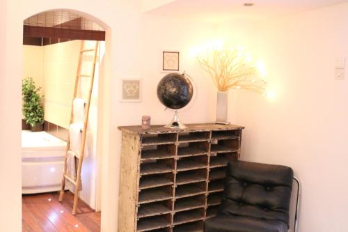 カシにあるAppartement Esterelleの木製ワインラックと椅子が備わる客室です。