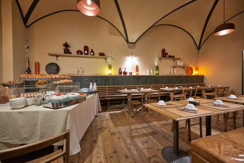 ein Restaurant mit Holztischen und Stühlen und einer Theke in der Unterkunft B&B Dell'Olio in Florenz