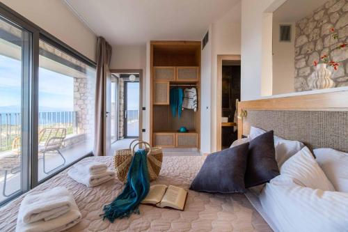 une chambre avec un lit avec vue sur l'océan dans l'établissement Villa Orion, à Tsoukaladhes