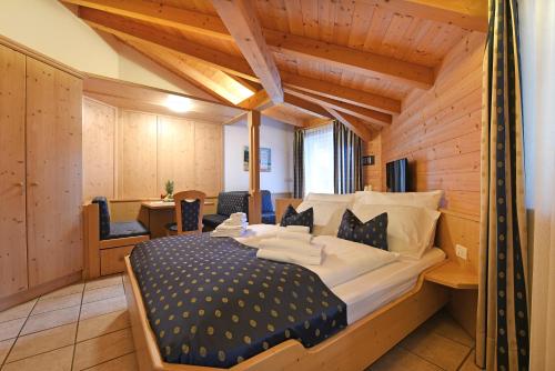 ein Schlafzimmer mit einem großen Bett in einem Zimmer in der Unterkunft Alpin-Residence Amadeus in Seis am Schlern
