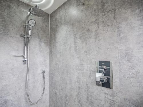 ein Bad mit einer Dusche, einem WC und einem Waschbecken in der Unterkunft Ware Barn Cottage in Lyme Regis