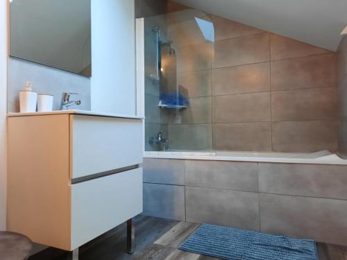 a bathroom with a sink and a bath tub at Duplex proche de Genève et du lac léman in Veigy-Foncenex