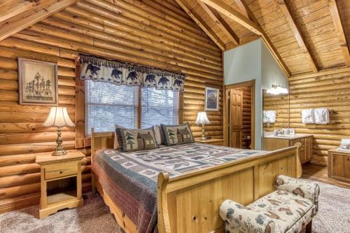 ER92 - Virginia's Villa - Great location! Close to all the action! cabin في بيدجن فورج: غرفة نوم كابينة خشب بها سرير ونافذة