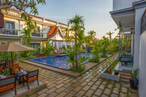 un hôtel avec une piscine et un complexe dans l'établissement Angkor Tempora Boutique, à Siem Reap