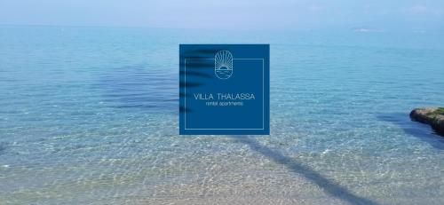 Villa Thalassa Apartments في بيفكوهوري: وجود علامة في الماء بجانب تجمع الماء