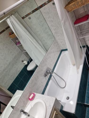 - une vue de tête sur une salle de bains pourvue d'un lavabo et d'une douche dans l'établissement Studio Maccarani, à Nice