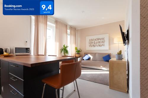 Apartament obejmuje kuchnię z biurkiem i salon. w obiekcie Sunset House - Smart House - Milano MiCo w Mediolanie