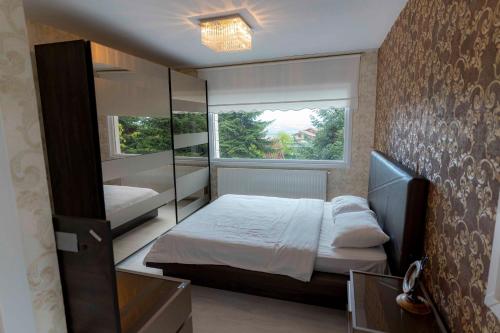Ліжко або ліжка в номері Bungalov Maşukiye Villa