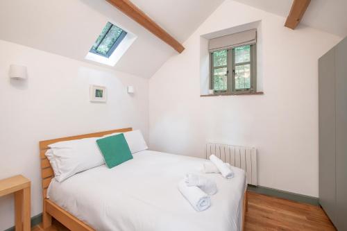 1 Schlafzimmer mit einem weißen Bett und 2 Fenstern in der Unterkunft Perfect Getaway Close to Bath and Bristol in Bitton