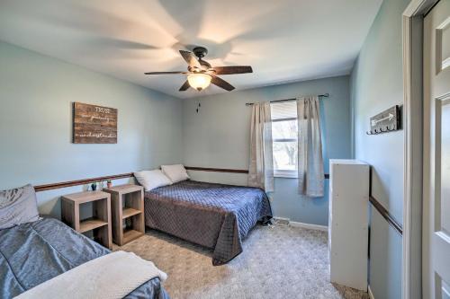 1 dormitorio con 2 camas y ventilador de techo en Rural Seneca House with Yard Near I-80, 