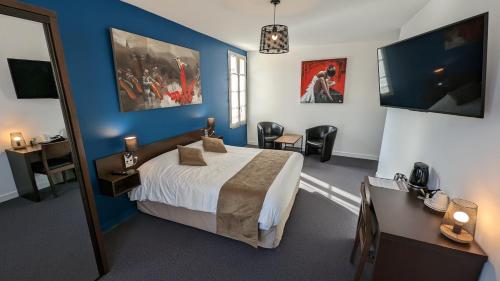 1 dormitorio con cama y pared azul en Hôtel Restaurant Le Lion d'Or, en Gémozac