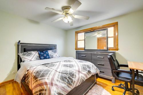 Schlafzimmer mit einem Bett, einer Kommode und einem Deckenventilator in der Unterkunft Oak Lawn Apartment - 16 Mi to Dtwn Chicago! in Oak Lawn