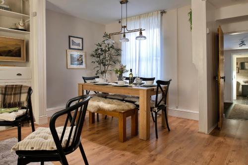 a dining room with a table and chairs at Finest Retreats - Bwthyn Llechi, Slate Cottage in Blaenau-Ffestiniog