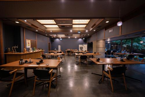 Sakahijiri Nikko في نيكو: غرفة طعام مع طاولات وكراسي خشبية