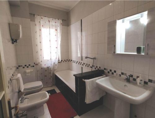 Wow House di Marina في فيبو فالينتيا مارينا: حمام مع حوض وحوض استحمام ومرحاض