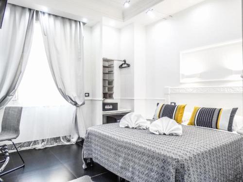 1 dormitorio con 1 cama con 2 almohadas en Rome Central Inn, en Roma