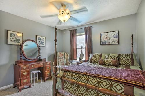 een slaapkamer met een bed, een plafondventilator en een spiegel bij Houston Home with Private Outdoor Pool! in Houston