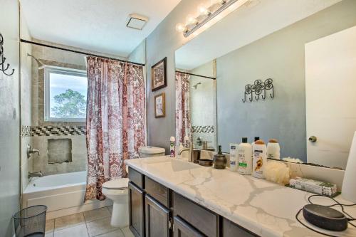 een badkamer met een wastafel, een toilet en een bad bij Houston Home with Private Outdoor Pool! in Houston
